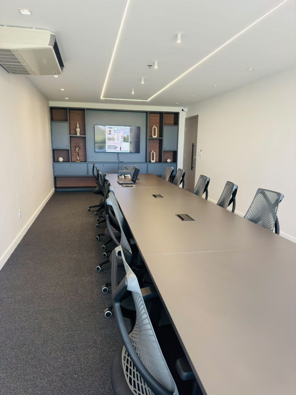Sala corporativa com mesa longa