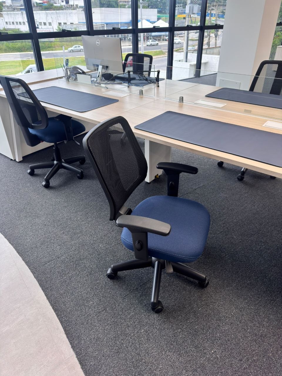 Mesa de trabalho próxima a janelas