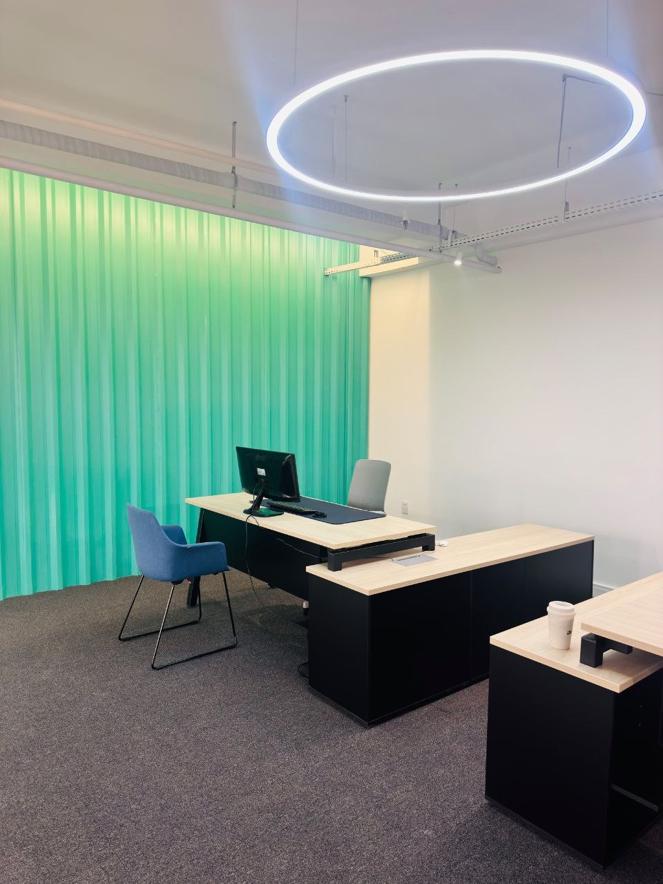 Sala de atendimento com mesa e cadeira azul